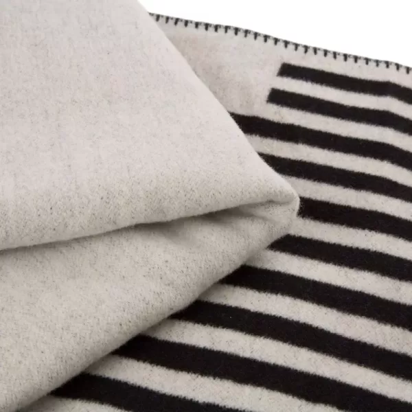 Glitzhome 60 in. L x 50 in. W 600g Woven Cotton Geometric Jacquard Throw