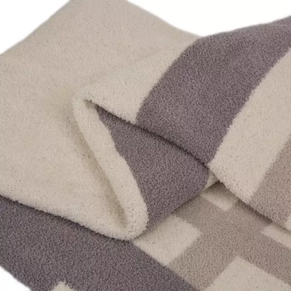 Glitzhome 60 in. L x 50 in. W, 1050g Knitted Polyester Geometric Pattern Feather Yarn Throw Blanket