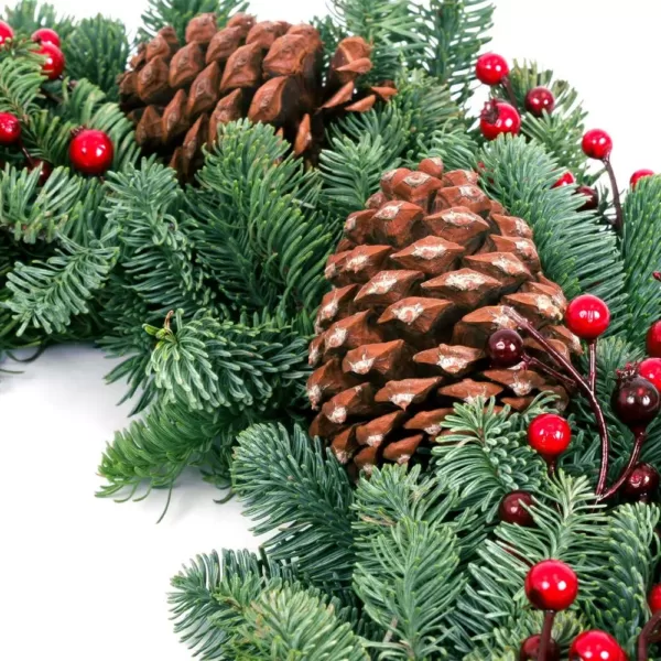 VAN ZYVERDEN 24 in. Live Fresh Cut Pacific Northwest Berry Fresh Christmas Wreath Decorated